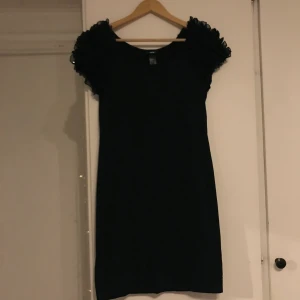 Fin klänning - Fin klänning i storlek M med fina detaljer på axlarna. Köpare står för frakt