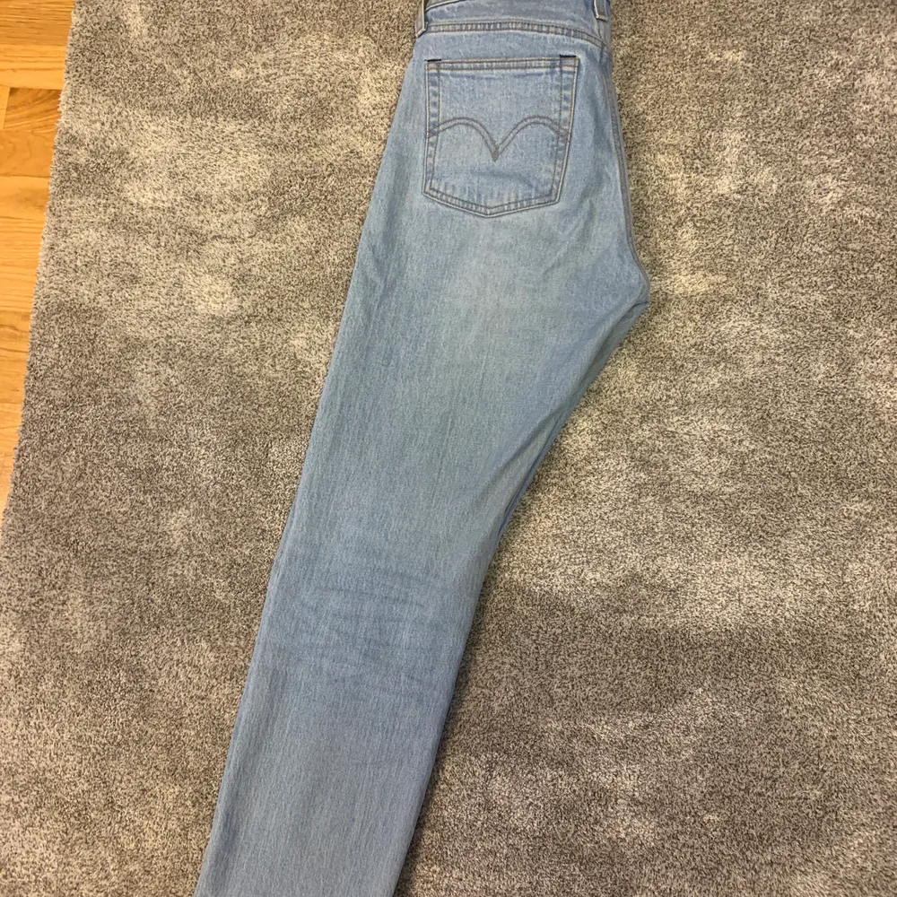 Väldigt fina och nästan oanvända. Köpta förra sommaren! Säljes pga dom blivit för stora . Jeans & Byxor.