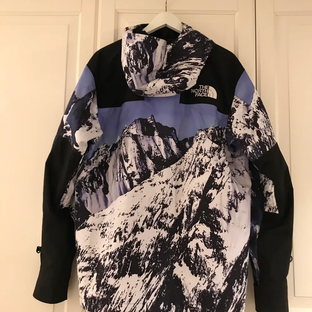 Supreme x The North Face mountain parka jacket.                  Köpt från plugmeplease . Jackor.