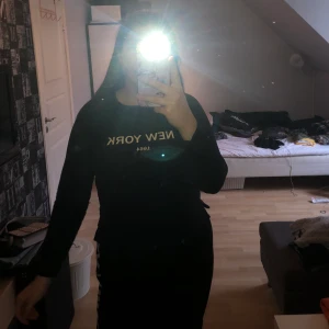 Sweatshirt - Säljer denna coola sweatshirt då den aldrig används längre. I använt skick & något nopprig men fortfarande fin! Är i storlek S men jag som har L får fortfarande på mig den, men med tight passform. Köparen står för frakten OBS finns billigare frakt men paketet är isåfall inte spårbart!