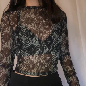 Meshtop, ”ormskinn” - Ormskinnsmönstrad-meshtop. Cool till fest eller till vardags under ex en t-shirt. Tyvärr för stor för mig (har klämmor på första bilden). Bra skick! Jag är 160 och vanligtvis xxs/xs