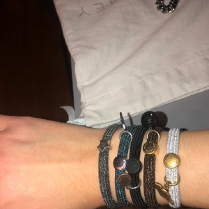Slutsålda Marc Jacobs tofsar - Säljer dessa Marc Jacobs tofsar som jag har som armband! Super fina och ”töjbara”! Lite repiga men inget man tänker på! Annars fint skick! Alla för 400kr eller 100kr/styck! Originalpris = 400 för 3 stycken! 🥰 Ljusgråa silver + matta svarta + silver med stjärna = sålda!! 