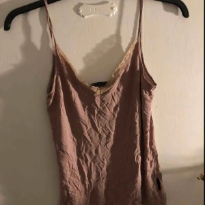  - Snyggt ljusbrun/beige linne från Tiger of Sweden. Säljer pga inte använt alls. Bra passform dock 💞 fraktar men köparen står för frakten :) 