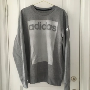  - Superhärlig stor grå sweater från Adidas i storlek M. Skön och trendig med mjuk insida.  Kan mötas i centrala Sthlm eller skicka - köparen betala frakt. 