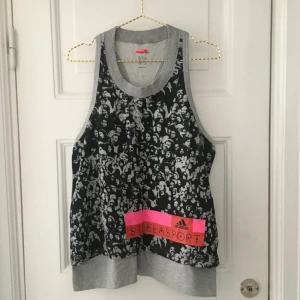  - Linne i gråmelange från Stella Sport, storlek 38. Längre bak än fram och ett fint mönster på framsidan :) #stellasport #stellamccartney #träning  Kan mötas upp i Sthlm eller skicka - köparen betalar frakt