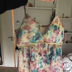  - Fin lite genomskinligt linne med inlägg vid bysten som man kan ta bort. Frakt tillkommer eller kan diskuteras vid snabb affär! 