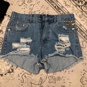  - Jeansshorts från Bikbok. Nyskick, använt ett fåtal gånger.  Köparen står för frakt. 