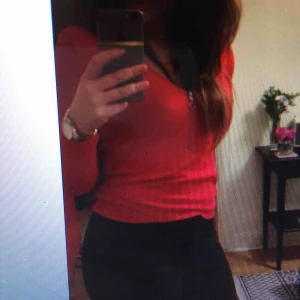  - Urringad tomatröd julig topp med dragkedja. Strl M men jag har S så den passar alla i storlek S och M. Frakt 18 kr. Titta på mina andra annonser, kan samfrakta! 