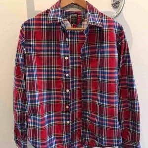  - Tommy Hilfiger skjorta, röd-rutig. Nyskick, aldrig använd.  Finns i Karlstad, kan skickas!  (Herrmodell) 