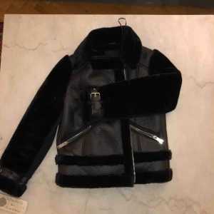  - Snygg Jacka från River Island, använd 1 gång och säljs pga för många jackor i garderoben.. storlek UK 6, varm och skön. Köpt för ca 3 mån sedan.   Kan mötas upp i Stockholm eller fraktas! 