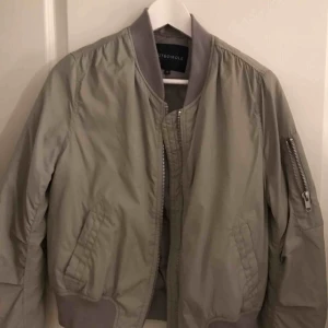  - Skit snygg bomber jacka från rut&circle. Nästan aldrig använd bara några få gånger. Färgen är grå på jackan men bilden är inte så bra så den ser lite grå/grön ut men den är mesta del grå. Kan frakta med då står köparen för frakten tar även swish😊
