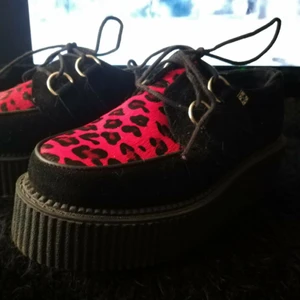  - Creepers I en mindre 38. Lite sönder på vänster sida av hälen , men inget som märks av.  Hämtas upp i Malmö eller Hässleholm . 