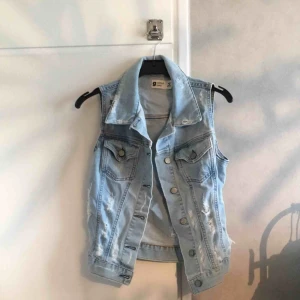  - Jeansväst från gina tricot