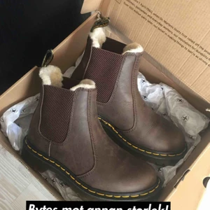  - Har ett par helt nya Dr.Martens Leonore i strl 36 som jag önskar byta till storlek 37! Säljer asså inte dessa, endast intresserad av byte.  Hör av er!