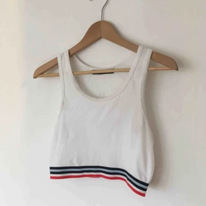  - jätteskön topp. brukar ha den över en sport-bh till byxor eller kjol med hög midja. säljer massor (kmr mycket nytt i dagarna), mängdrabatt finnes! 