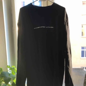  - Långärmad tröja från weekday, mötes upp i Sthlm eller köparen står för frakten💕