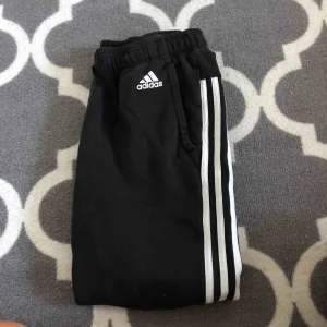 - Säljer mina adidas mjukisbyxor med mudd längst ner 