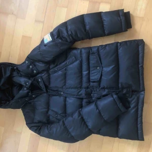  - Svart dun jacka 