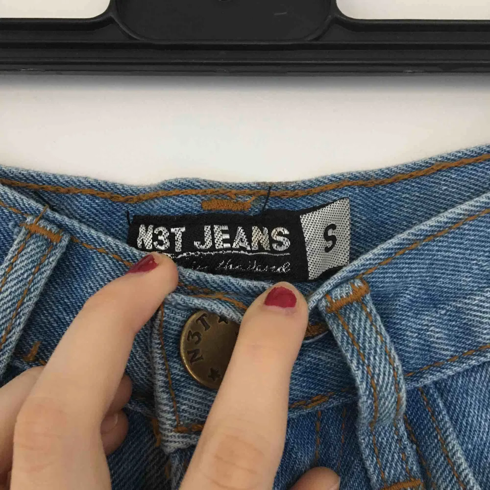 Ett par jeansshorts! Rätt små i storleken. Köpta här på Plick men var lite för små för mig!🌸 jag tycker annars att de är jättefina och söta!🦁 fraktar men köparen står för frakten🌻. Shorts.