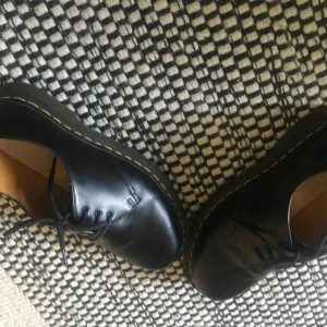  - Fina nästintill nya dr martens i storlek 39 säljes pga dubbletter. Kan mötas i Stockholm eller skicka mot betalad frakt 