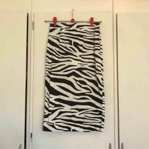  - Kjol från & Other Stories, aldrig använd! Nypris är 690kr.  Väldigt coolt mönster, säljer pga den är för stor. 