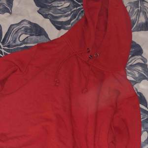Röd hoodie från bikbok med tryck på ryggen. Samma passform som de rosa hoodien jag säljer, så finns bild på den annonsen.