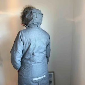  - Helt oanvänd vinterjacka från Cross Sportswear, dam. Köpt för 2500 kr 2 år sedan. Ej dun/päls. Säljes pga inte personens stil längre. Supervarm, bekväm och i helt nytt skick!  Pris kan diskuteras.