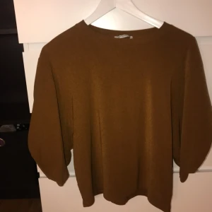  - Lite ”puffig” tröja/topp från zara. Använd endast 1 gång. Går lite längre än en t-shirt, lite under armbågen. (Puffärmar) möts upp i Karlskrona eller fraktas då köparen står för frakten. (Swishbetalning)