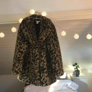  - Jättefin pälsjacka från H&M vinterkollektion från förra året, min favorit jacka och i väldigt bra skick! Köptes för 899kr. 