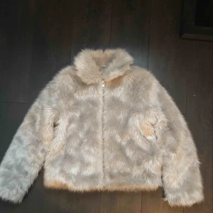  - Silvrig pälsjacka från Junk Yard. Använd under vintern 2017 men i bra Skick. Köpt för 700kr men säljer den för 300. Köparen står för frakten.