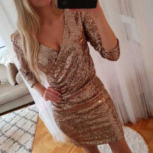 - Paljett klänning i rosé/guld i storlek S. Prislapp kvar. Frakt 39 kr. 