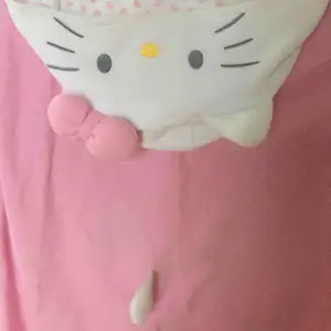Hello Kitty Kigurumi ( onepiece) som passar storlek 145-165 cm lång användare. Använd men i bra skick.  Katt finns här hemma Skickas mot portokostnad Nypris 1400