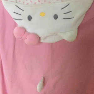  - Hello Kitty Kigurumi ( onepiece) som passar storlek 145-165 cm lång användare. Använd men i bra skick.  Katt finns här hemma Skickas mot portokostnad Nypris 1400