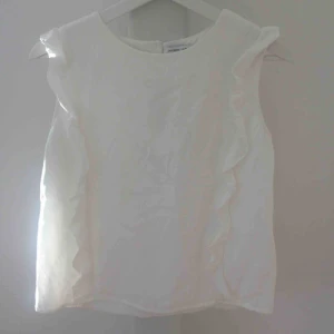  - Fin blus från & other stories i storlek 36. Volanger längs sidorna och knapp i nacken. 