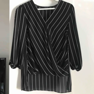  - Enkel och jättefin blus från primark. Använd ca 2ggr och säljs pga att den bara hänger på min klädställning. 