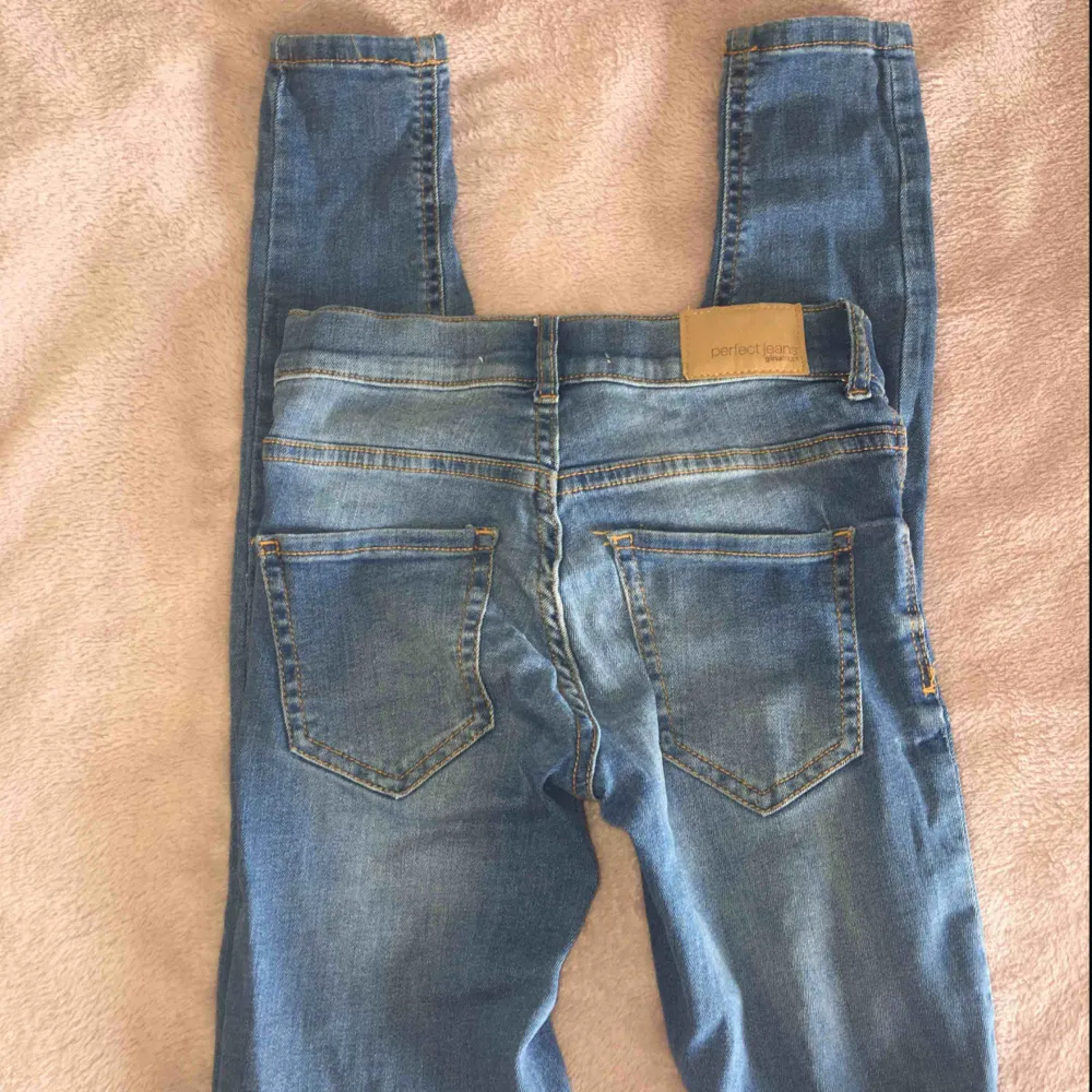 Alex low waist jeans från Gina tricot storlek xs.  Nypris:299kr. Använda fåtal gånger och är i bra skick, säljes pågrund av att jag växt ur dom. Priset kan diskuteras. Tar enbart betalt via Swish. Kontakta mig om du har frågor eller vill ha mer bilder!💞. Jeans & Byxor.