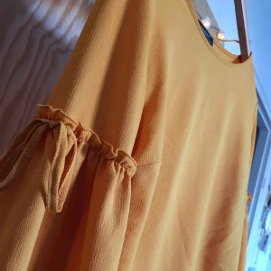  - En gul blus med utsvängda armar från primark. Säljer den då jag inte använder längre. Frakt ingår 
