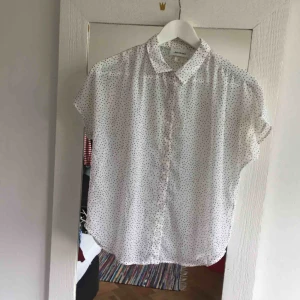  - superfin prickig blus i chiffong från monki! Superskick!