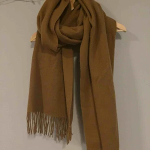  - Weekday scarf/halsduk i brunt. 100% ull. Använd men i gott skick. Något nopprig. 