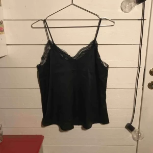  - Svart spetslinne från bikbok! Kan mötas upp i Gävle eller skicka då köparen står för kostnaden 😍