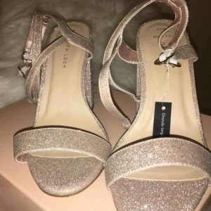  - Helt oanvända klackar i storlek 38!! Säljes pga för små för mig. Hämta upp i Göteborg! 