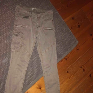 - Militärbyxor, stl 40 men passar mig som vanligtvis har 38. Fint skick.