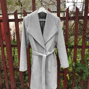  - En ljusgrå ylle kappa från ESPRIT, knytband i midjan och fickor på sidorna till de kalla händerna! Använd några få gånger, men är i jättefint skick! Storlek S eller 36 passar fint! :) (frakten står köparen själv för)