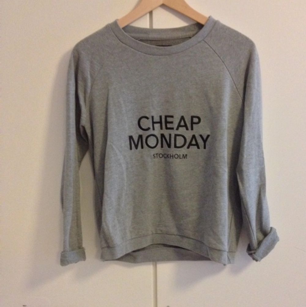 Grå Cheap Monday tröja köpt från weekday/cheap monday. Köpt 400, säljer för  200 kr. | Plick