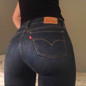  - Stretchiga superskinny jeans från Levi’s . Supersköna och i fint skick! Säljer pga att de ej kommer till användning.