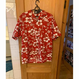  - Hawaii skjorta i free size men passar från S-M 🌺 Aldrig använd och lappen sitter kvar!  Fraktas men köparen betalar frakten 📮  Katt finns i hemmet 🐈