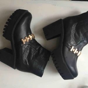  - Endast använda en gång, superfint skick! Sköna att gå i.