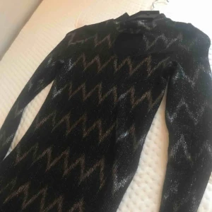  - Svart klänning med glitter Från Only som passar perfekt till nyår!  Storlek S  Köparen står för frakten!  