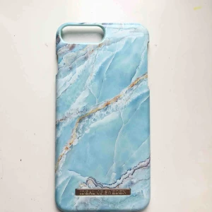  - Ideal of sweden skal till IPhone 8+  Råka beställa hem fel skal så säljer detta helt nytt, tyvärr inte i sin orginalförpackning för den var sönder när jag fick hem skalet. Helt nytt skal ingen repa eller märke Kan frakta med kunden betalar för frakten.