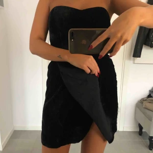  - Klänning utan band från ParisKate. Dyr i inköp. Så fin kvalitet! Använd en gång. 